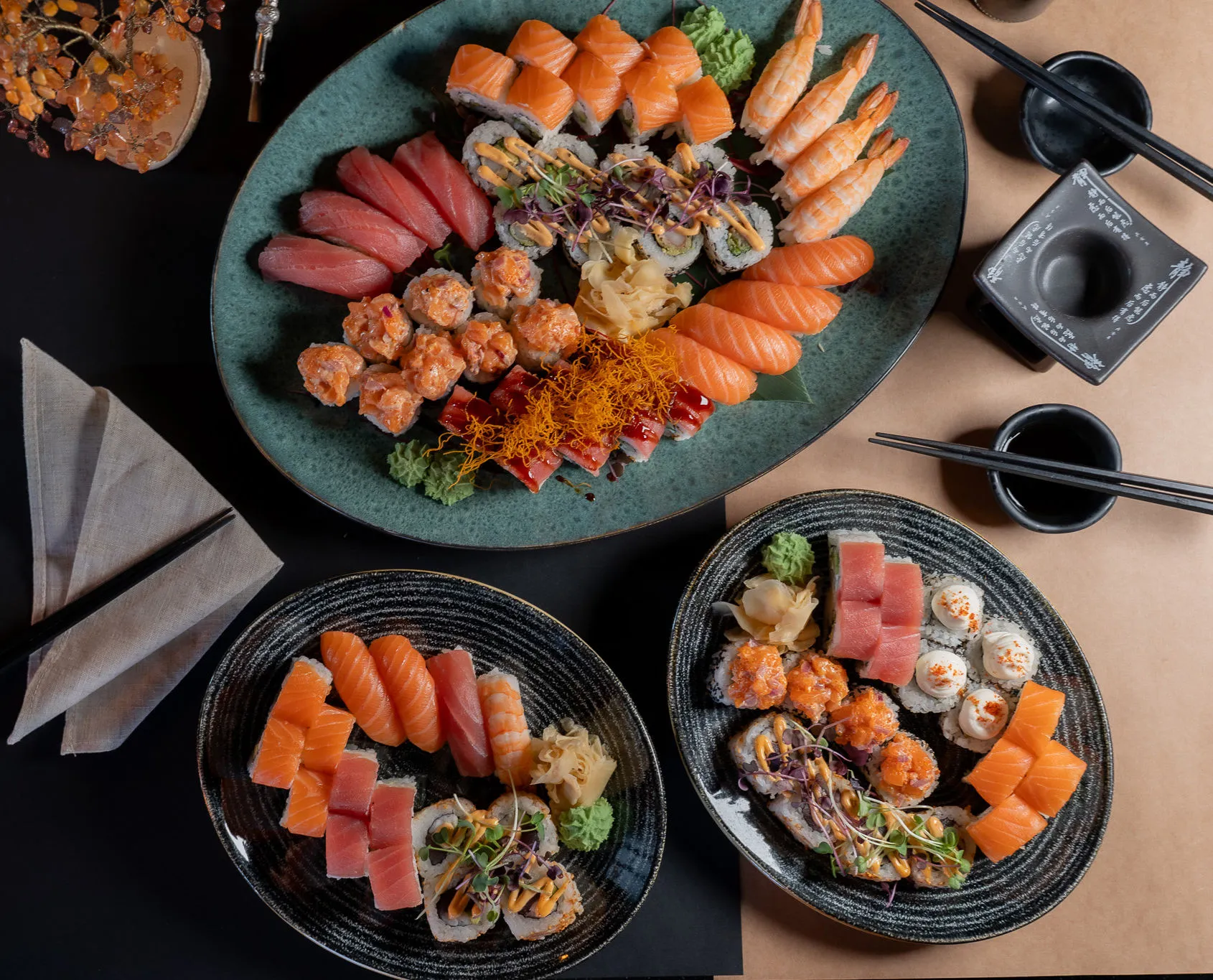 Sushifat med nigiri, sashimi og maki hos Amber