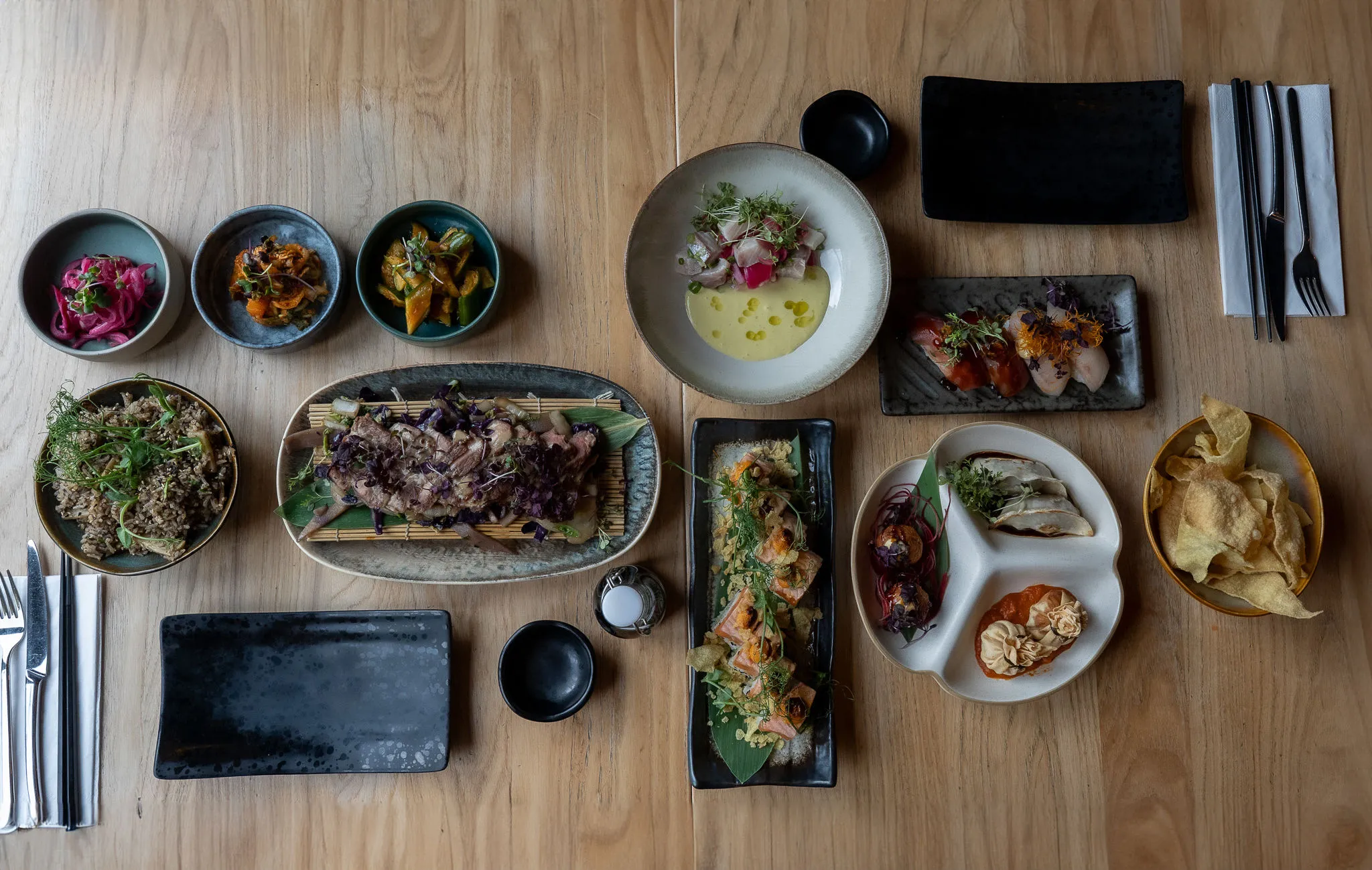 Ceviche, nigiri, maki og småretter satt fram til deling